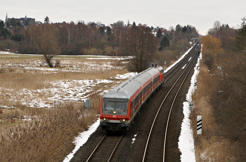 Eine von 218 128-7 geschobene Wendezuggarnitur als RE nach Kiel Hbf am 7.03.2010 bei Eutin.