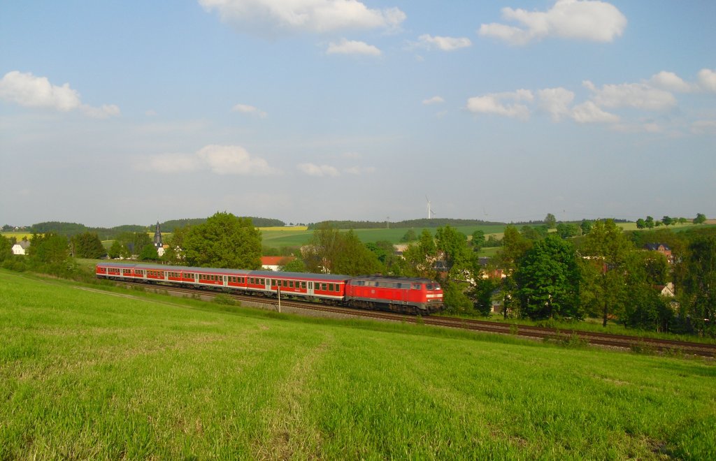 Eine 218 ist mit dem RE 3714 im wunderschnen Vogtland unterwegs. Am 29.05.10 in Limbach/V.