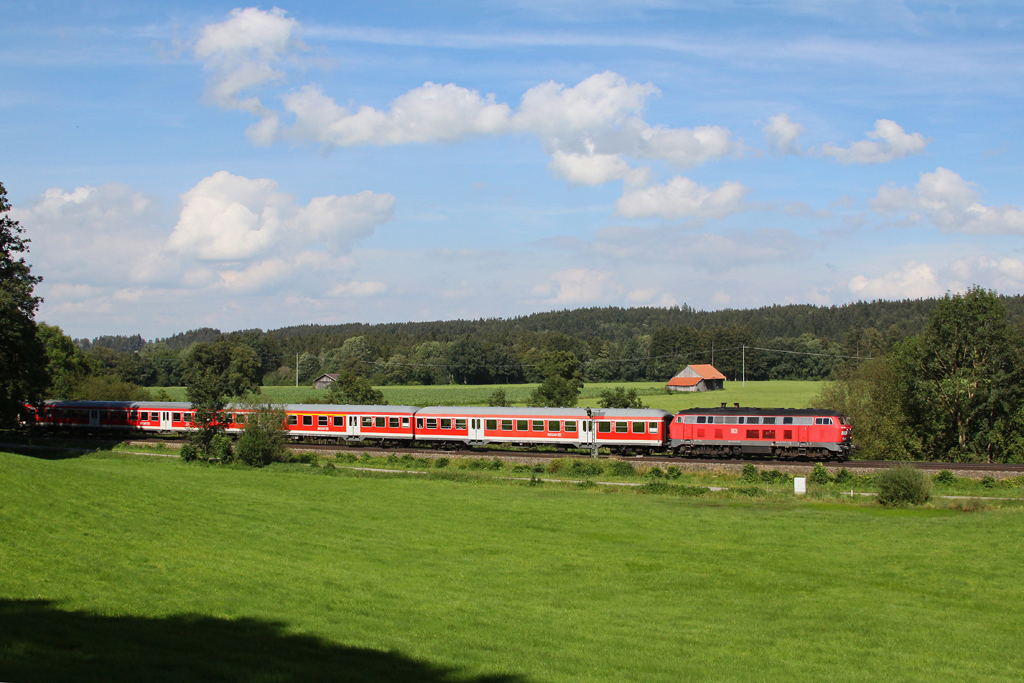 Eine 218 mit n-Wagen am 10.08.2011 bei Biessenhofen.