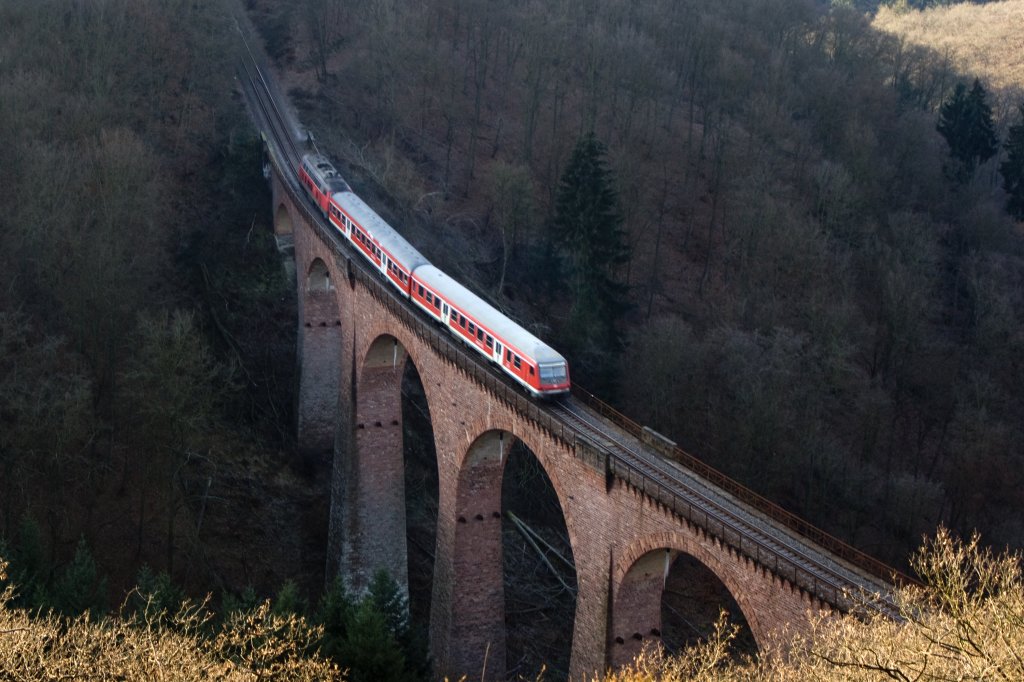 Eine 218 zieht ihren Zug auf der Hunsrckbahn von Boppard nach Emmelshausen