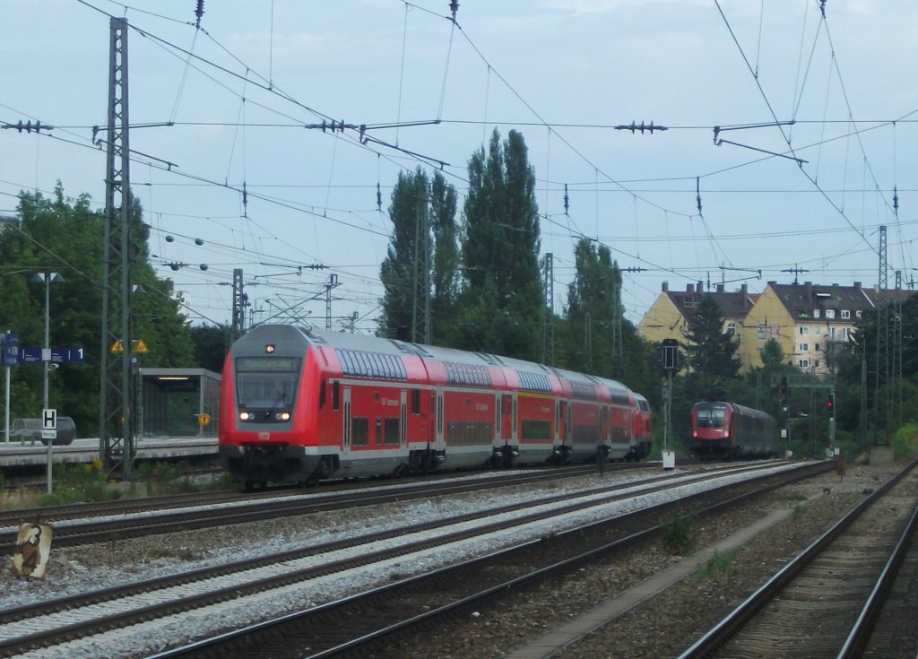 Eine 218er schiebt am 28.Juli 2012 die RB 27062 (?) aus Mhldorf durch den Bahnhof Heimeranplatz Richtung Hauptbahnhof.