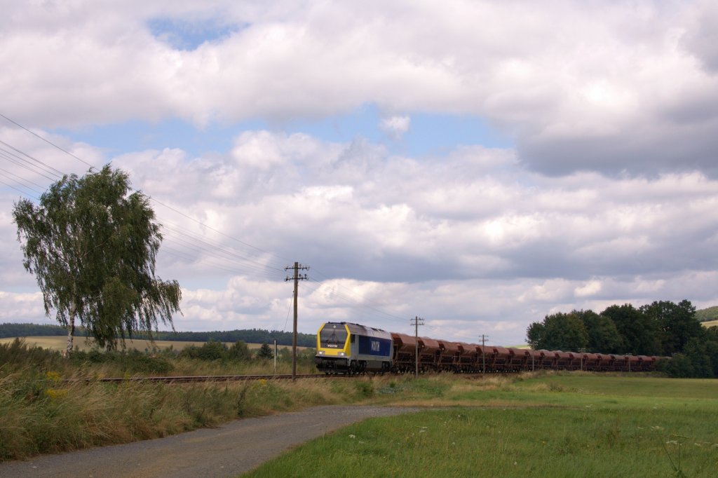 Eine 264 ist am 27.08.'12 mit einem Schotterzug bei Gelenau unterwegs