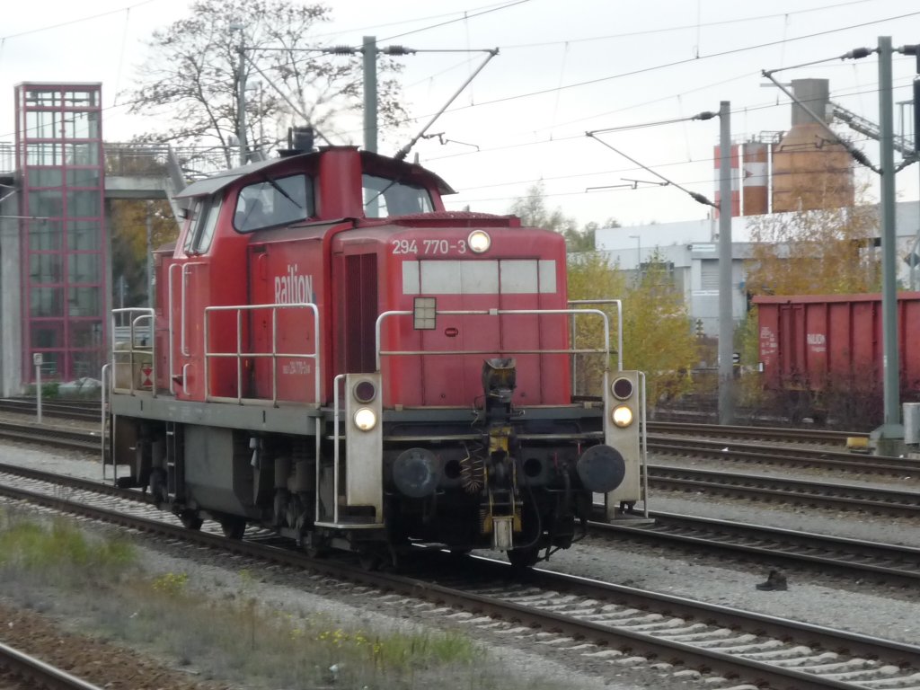 Eine 294 770-3 der DB Railion auf dem Wagonbergabe-Bahnhof des VW-Werkes am Bahnhof Wolfsburg-Fallersleben.
