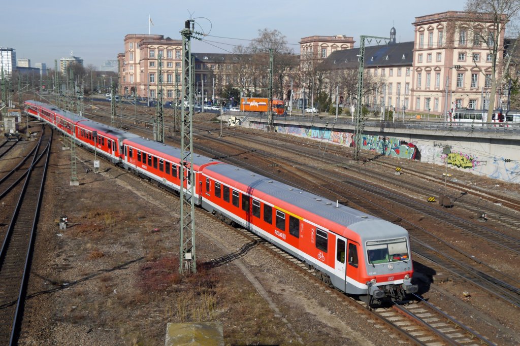 Eine 3-fach-Traktion von 628er fahren von Ludwigshafen kommend am Mannheimer Schloss vorbei in den Hbf und dann weiter bis nach Mainz. (21.02.12)