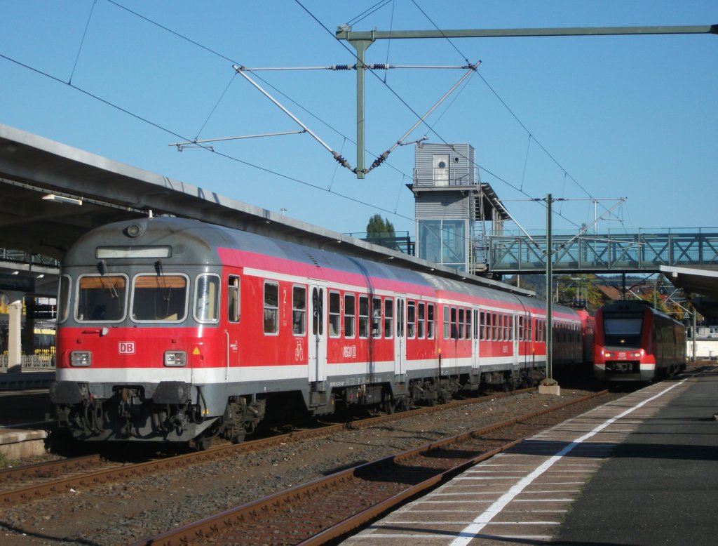 Eine 3-teilige n-Wagen Garnitur und ein VT 612 stehen am 11.Oktober 2012 im Sonneberger Hbf.