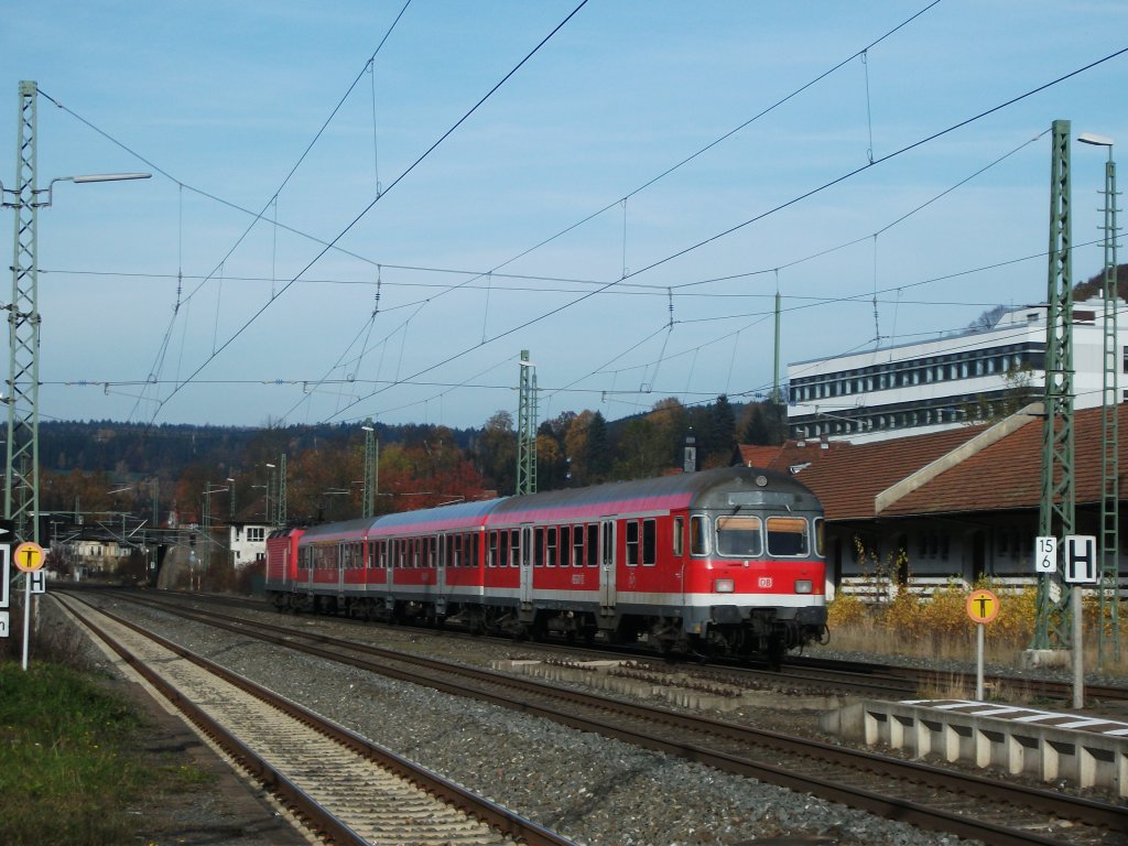Eine 3-teilige Silberling-Garnitur verlsst am 04.November 2011 als RB 37624 nach Saalfeld(Saale) den Bahnhof Kronach.