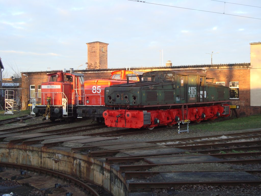 Eine 363 der DB , eine Privatbahn-Lok und ein Vattenfall-Grubenlok stehen am 26.12.09 in der letzten Wintersonne an der Drehscheibe des AW Cottbus .  