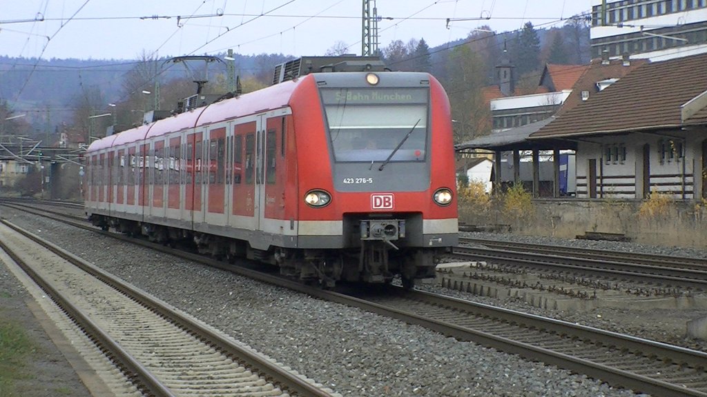 Eine 4-teilige BR 423 (423 276-5)  der S-Bahn Mnchen durchfhrt am 11.11.2011 den Bahnhof Kronach Richtung Lichtenfels ber Gleis 3. 