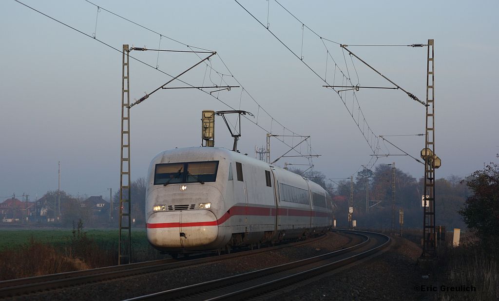 Eine 402-Dotra am 13.11.2011 bei Hohnhorst in der Abenddmmerung.