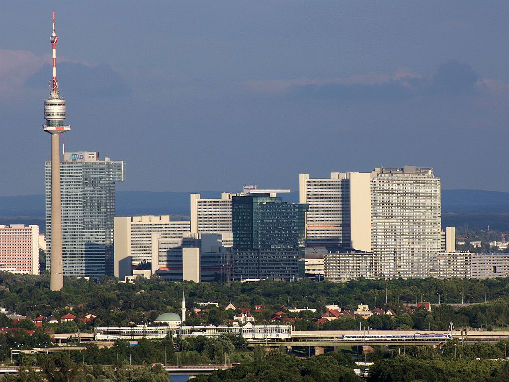 Eine 4020 fhrt am Abend des 14. Juni 2010 Wien Floridsdorf entgegen.  