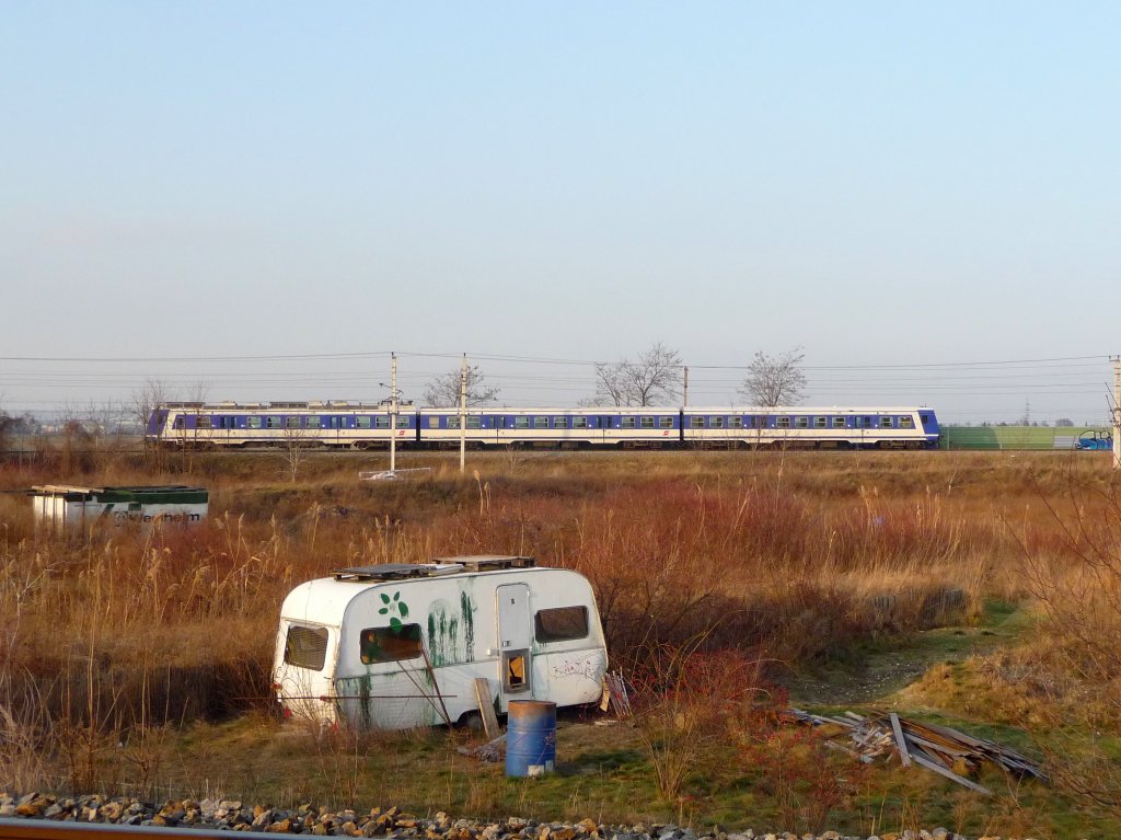 Eine 4020-Garnitur ist zwischen Leopoldau und Sssenbrunn unterwegs. 
(3.1.2010)