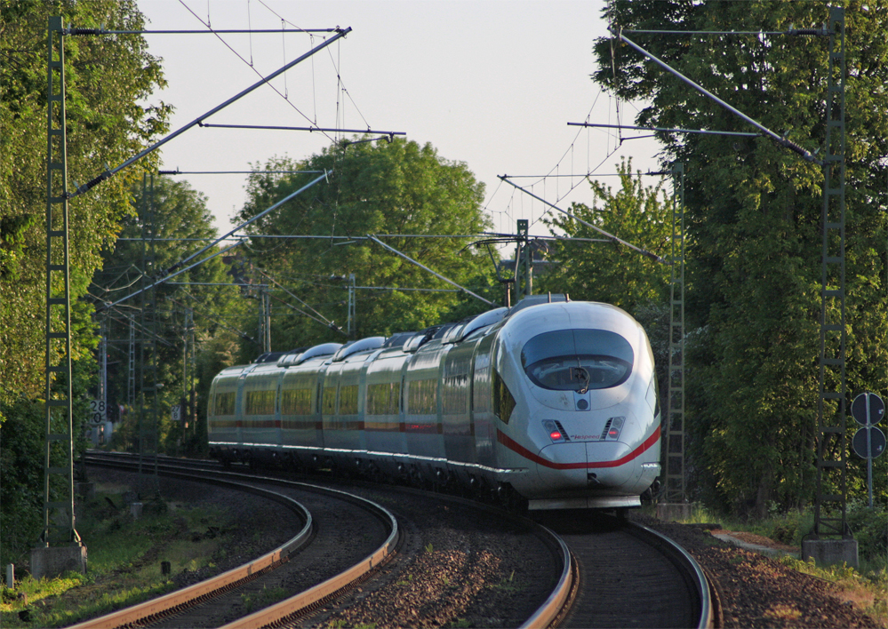 Eine 406 der NS als ICE aus Kln nach Bruxelles-Midi als Umleiter am Km 28.0 kurz vor Geilenkirchen, 23.5.10