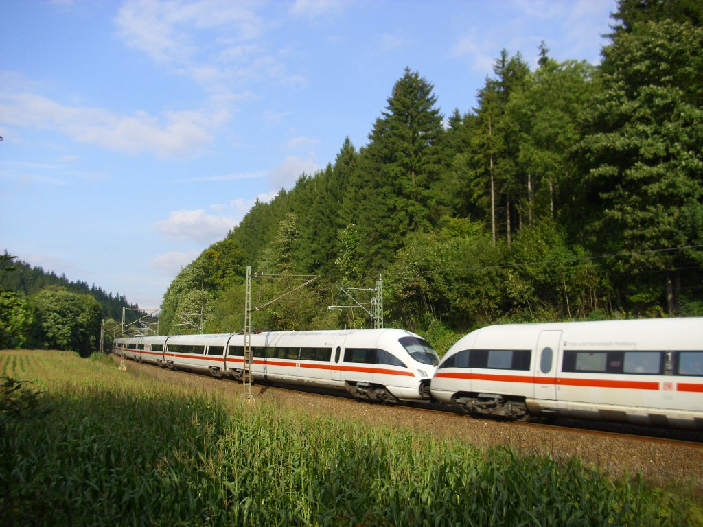 Eine 411er Doppeltraktion ist am 19. September 2010 auf der Frankenwaldbahn bei Rothenkirchen unterwegs.