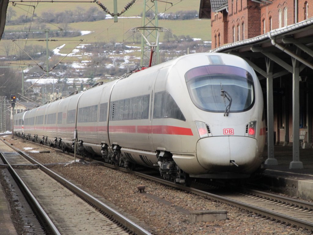 Eine 411er-Doppeltraktion durchfhrt am 14. Januar 2011 den Bahnhof Probstzella.