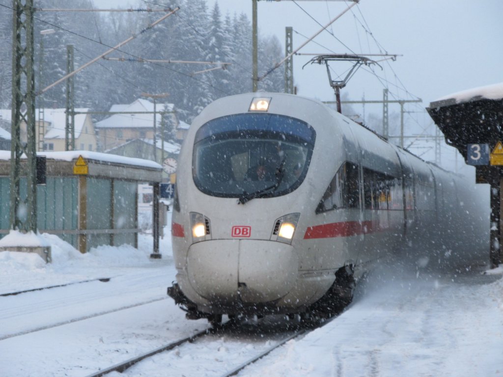 Eine 411er Doppeltraktion durchfhrt am 3. Januar 2011 whrend eines Schneeschauers den Kronacher Bahnhof ber Gleis 3.