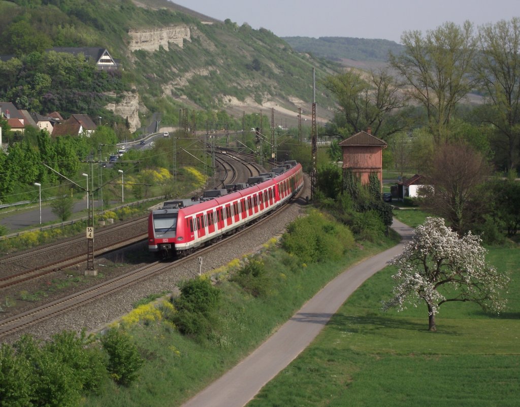 Eine 423er Doppeltraktion der S-Bahn M�nchen ist am 21. April 2011 bei Retzbach unterwegs.