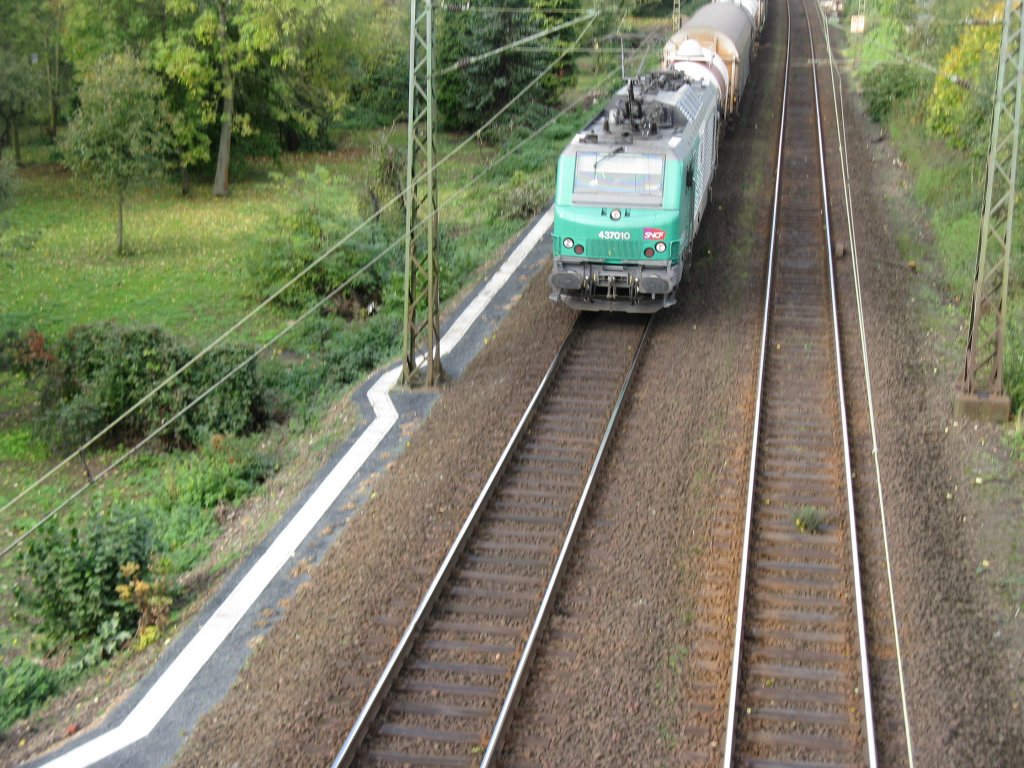 Eine 437010 von SNCF kommt mit einem gemischten Gterzug fhrt durch Bad Honnef auf der Strecke Koblenz-Kln.
am 20.10.2010