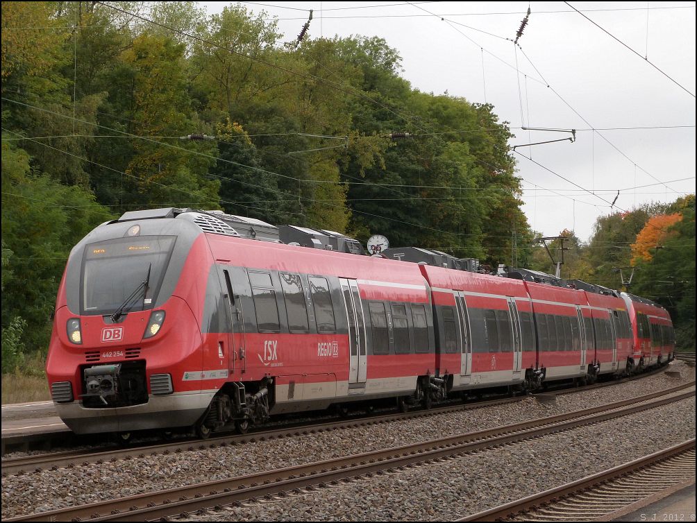 Eine 442 Garnitur ,auch liebevoll  Hamsterbacke  genannt,steht am Bahnsteig bereit
zur Weiterfahrt in Fahrtrichtung Kln.Location: Eschweiler Bahnhof im Okt.2012.
Die Kamera kommt leider nicht mit dem Zuglaufanzeiger vorne an der Stirn klar !
Digital goes Digital!
