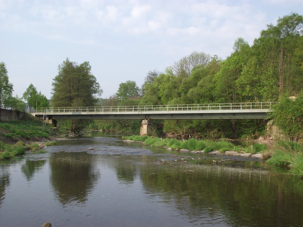 Eine 45m lange Stahlbrcke der Rodachtalbahn (Kronach-Nordhalben) ber die Flsse Kronach (links) und Halach (rechts) in Kronach. Die Brcke liegt Km 0,373 und wurde 1989 errichtet. Die Aufnahme enstand am 28. April 2011.