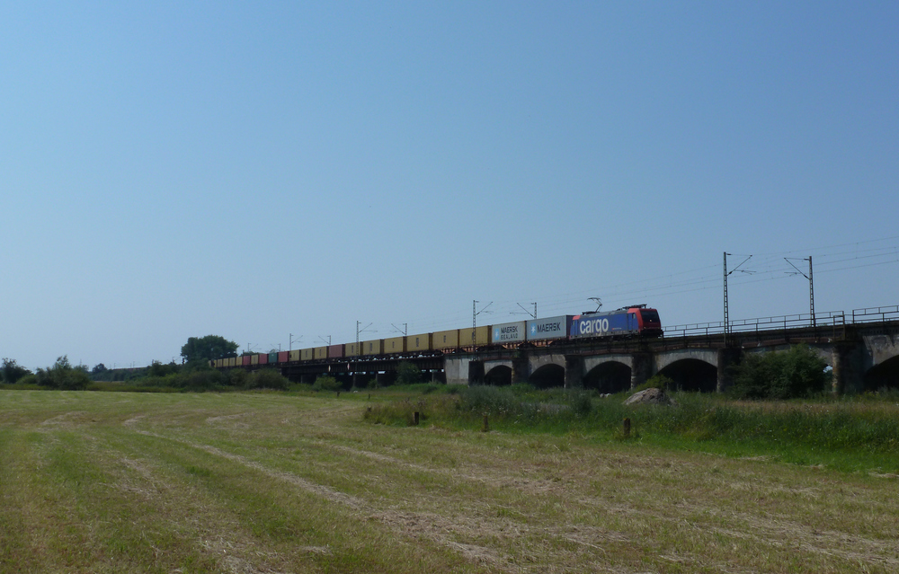 Eine 482 fuhr am 25.07.2012 mit einem Containerzug ber die verdener Allerbrcke.