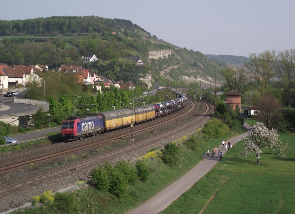 Eine 482 der SBB Cargo ist am 21. April 2011 mit einem Autotransportzug bei Retzbach unterwegs.