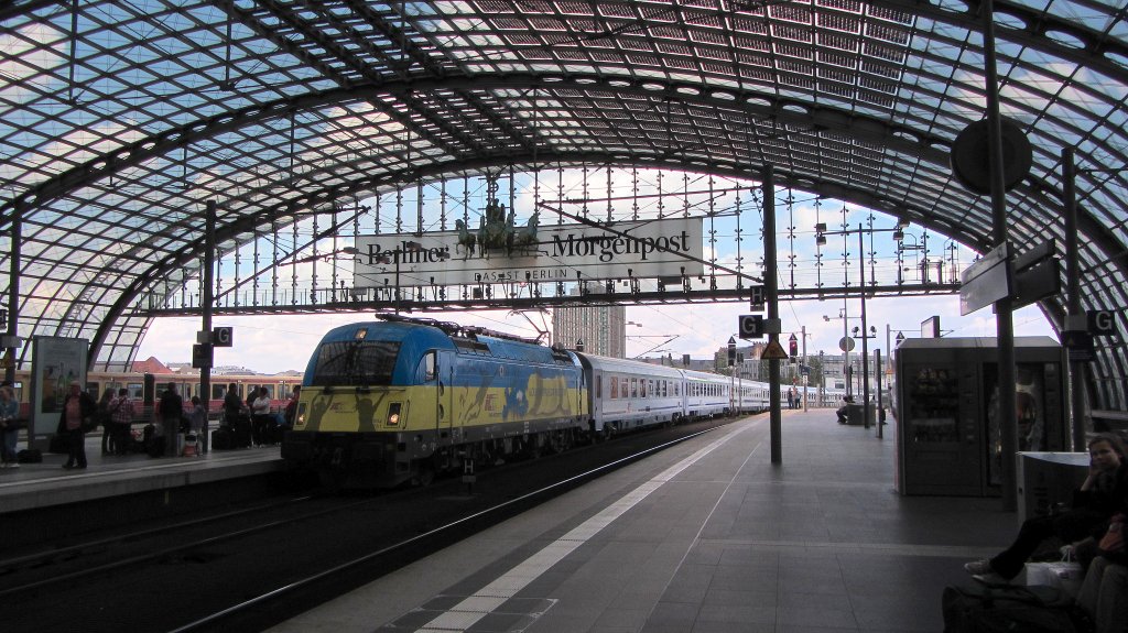 Eine 5 370 (Husarz) mit dem EC 44  Berlin-Warszawa-Express  von Warszawa Wschodnia ca. 20 min versptet in Berlin Hbf.(8.8.2012)
