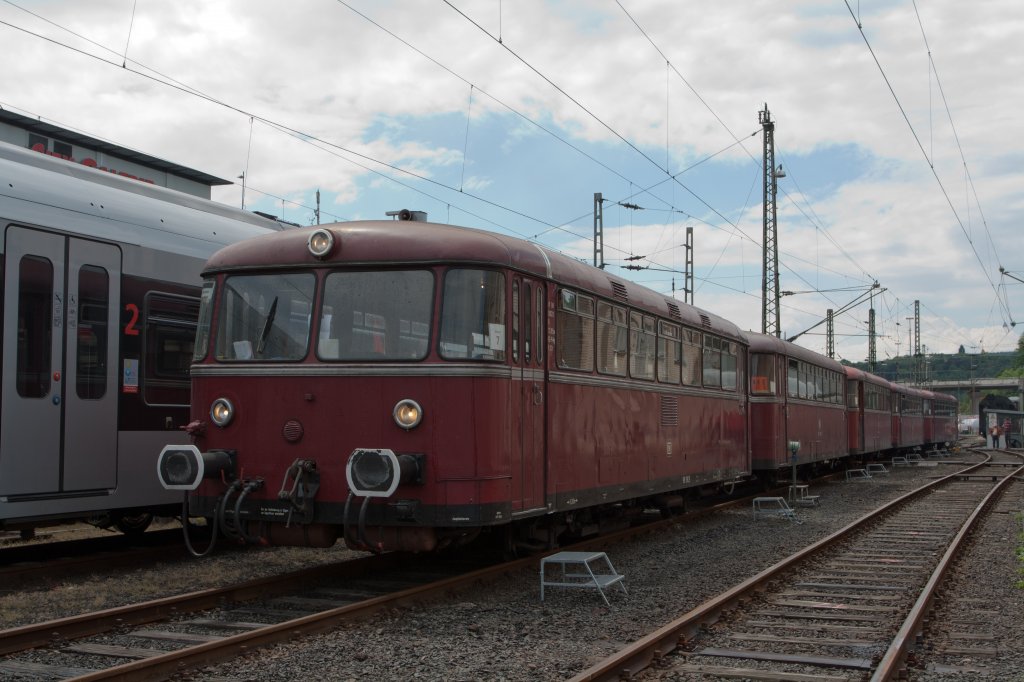 Eine 5-fach gekuppelte Uerdinger-Schienenbuseinheit der Oberhessischen Eisenbahnfreunde steht am 15.05.2011 im Sdwestflische Eisenbahnmuseum in Siegen. Sie hat eine Reisegruppe der Westerwlder Eisenbahnfreunde WEF 44 508  aus Westerburg befrdert.