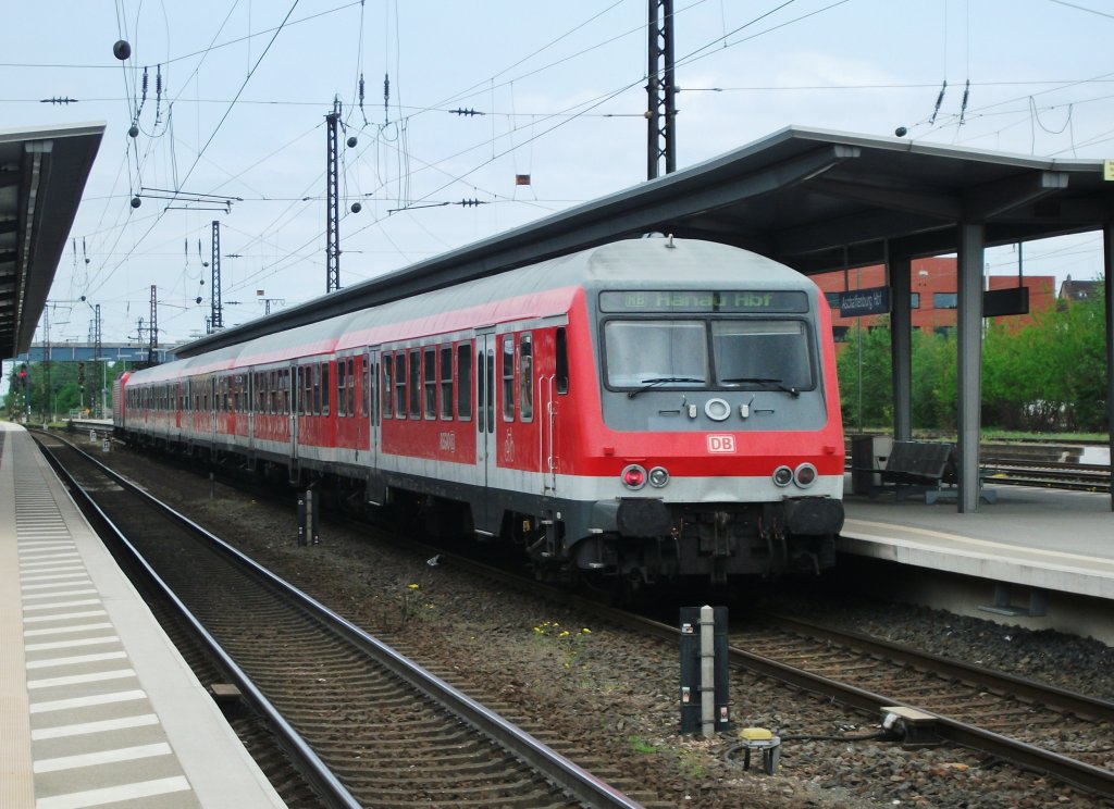 Eine 5-teilige n-Wagen Garnitur mit Wittenberger Steuerwagen am Ende, steht am 01.Mai 2012 als RB 15234 nach Hanau Hbf in Aschaffenburg.