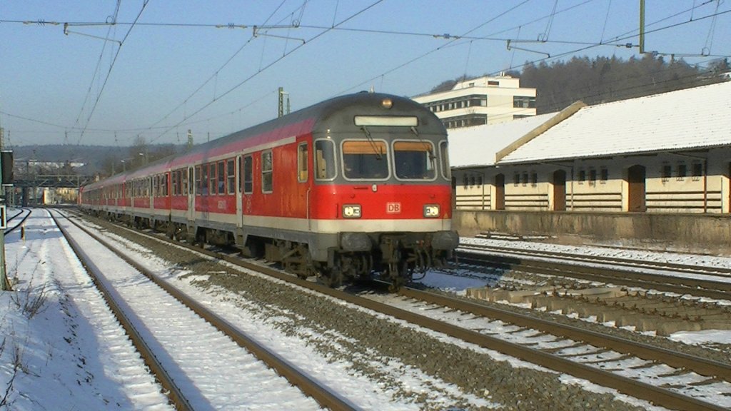 Eine 5-teilige Regionalbahn mit zwei Karlsruher Steuerwagen an der Zugspitze und am Zugschluss vor der schiebenden BR 111 erreicht am 02.02.2012 den Bahnhof Kronach. 