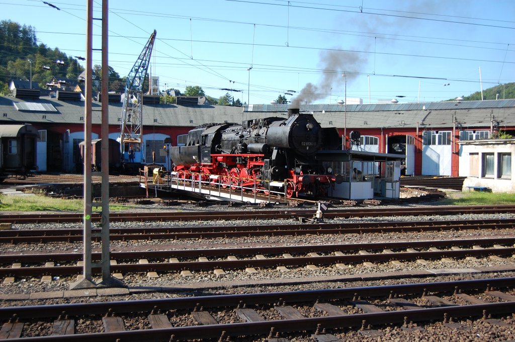 Eine 52 8134-0 auf der Drehscheibe des ehemaligen Bahnbetriebswerkes in Siegen.
Die 52 8134-0 ist in den Hnden der Eisenbahnfreunde Betzdorf e.V.
Aufgenommen am 20.08.2011 in Sigen am Bahnhof auf Gleis 54.