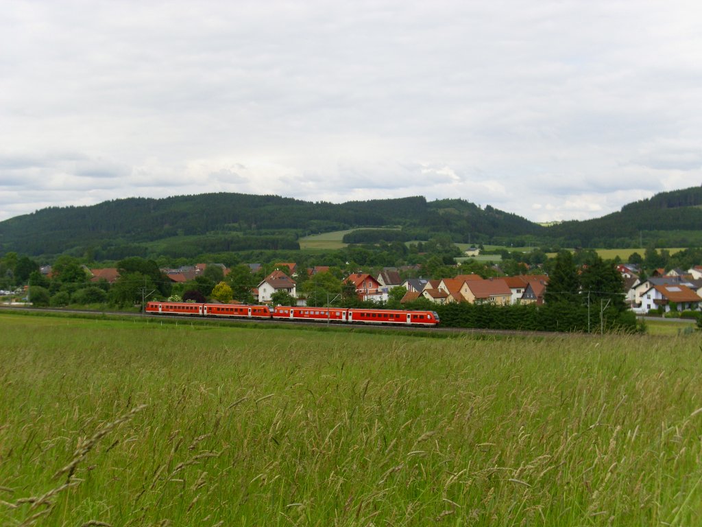 Eine 612er Doppeltraktion ist am 20. Juni 2010 als RE nach Lichtenfels bei Neukenroth unterwegs.