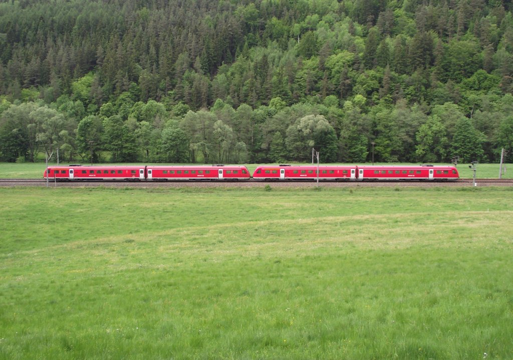 Eine 612er Doppeltraktion ist am 22. Mai 2011 als RE nach Bayreuth bei Marktglitz unterwegs.