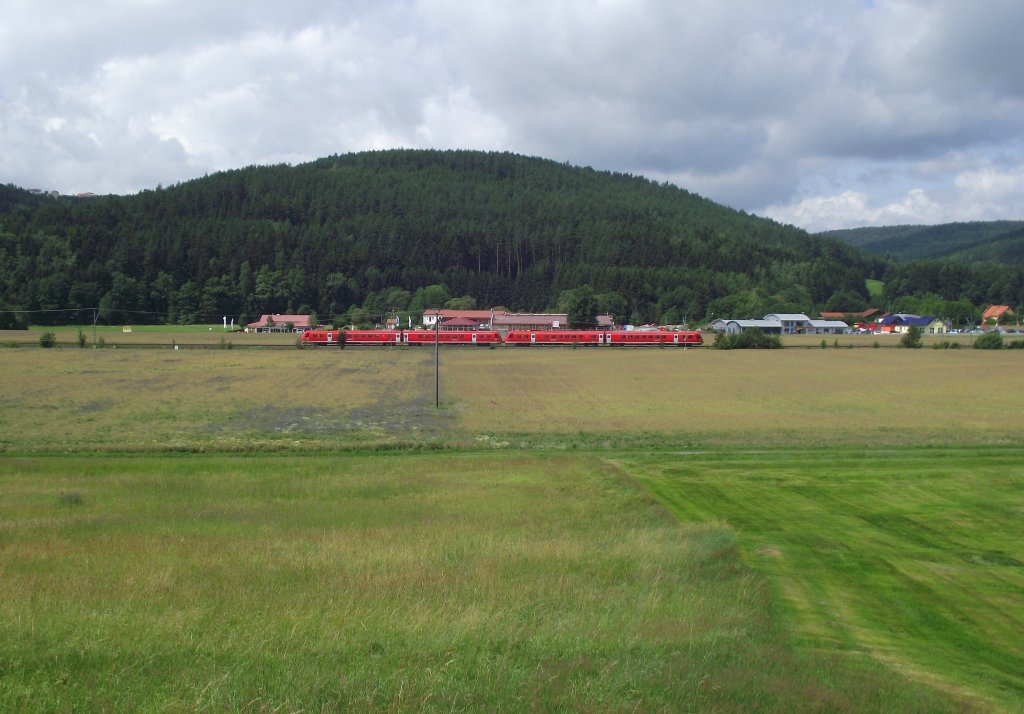 Eine 612er Doppeltraktion ist am 8. Juli 2011 als RE nach Saalfeld bei Kronach unterwegs.