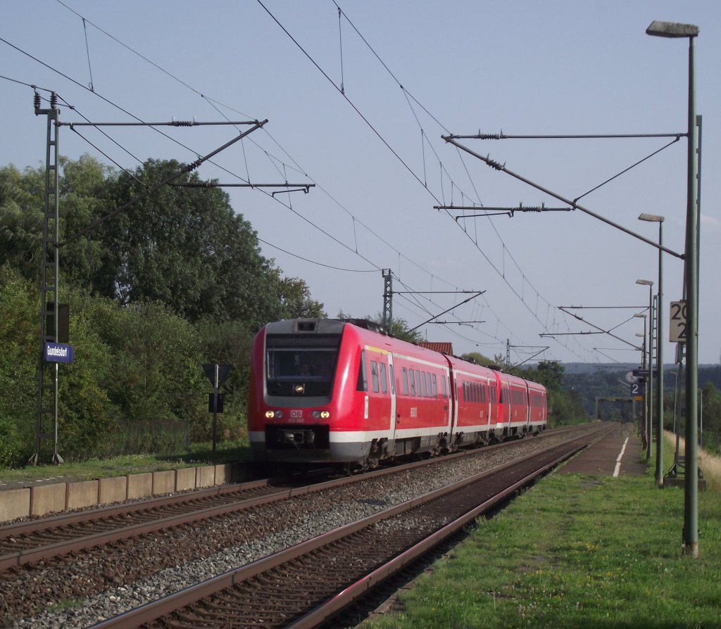 Eine 612er Doppeltraktion durchfhrt am 22. August 2011 als RE nach Saalfeld den Haltepunkt Gundelsdorf.