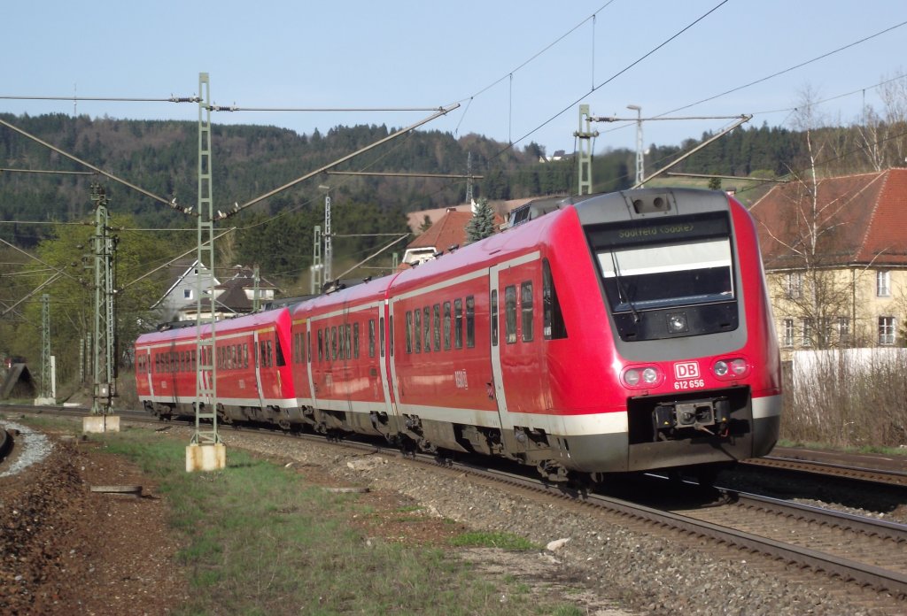 Eine 612er Doppeltraktion  neigt  sich am 9. April 2011 aus Pressig-Rothenkirchen heraus.