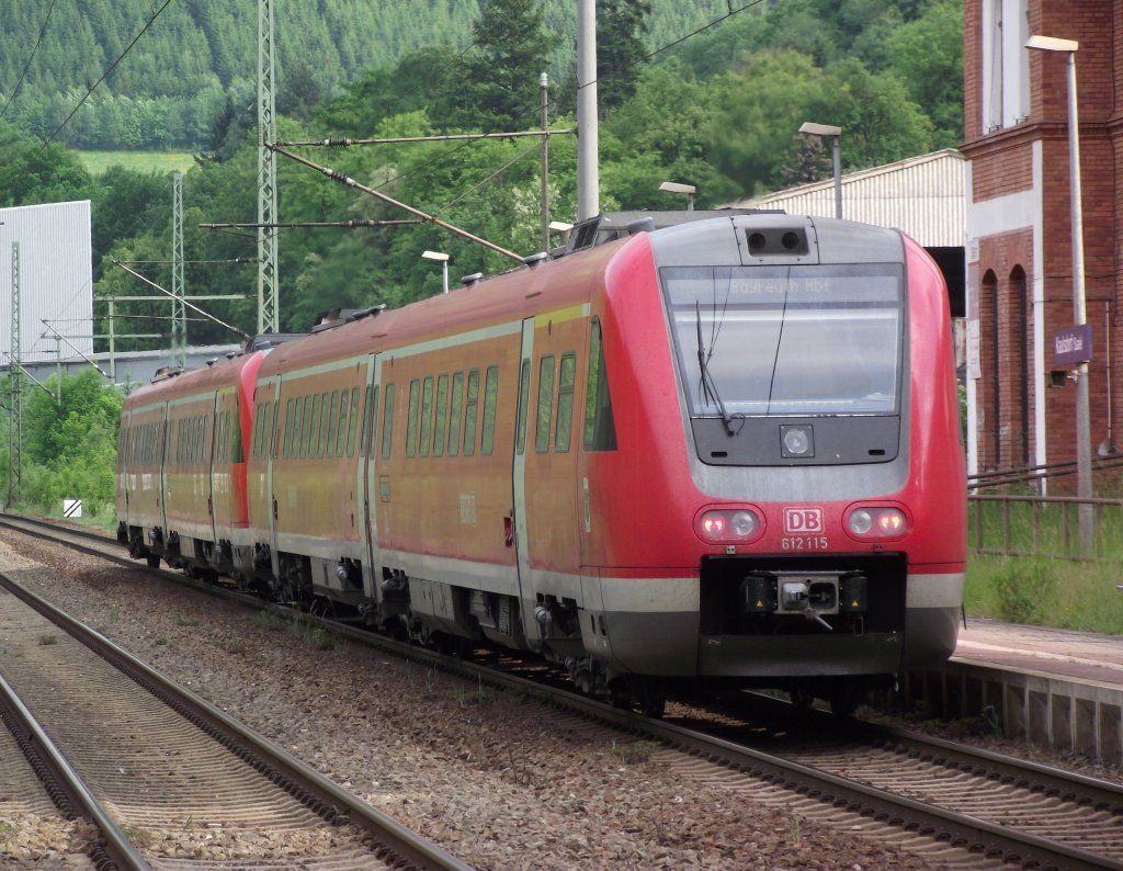 Eine 612er Doppeltraktion steht am 22. Mai 2011 als RE nach Bayreuth im Bahnhof Kaulsdorf (Saale).