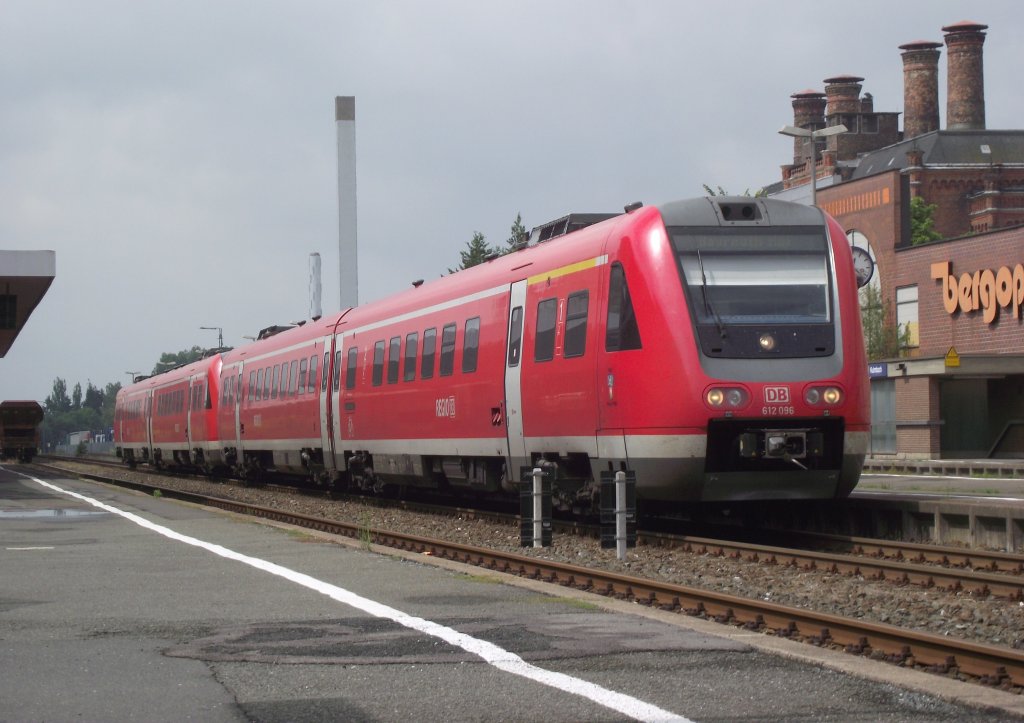 Eine 612er Doppeltraktion steht am 4. August 2011 als RE von Wrzburg Hbf nach Hof/Bayreuth im Bahnhof Kulmbach.
