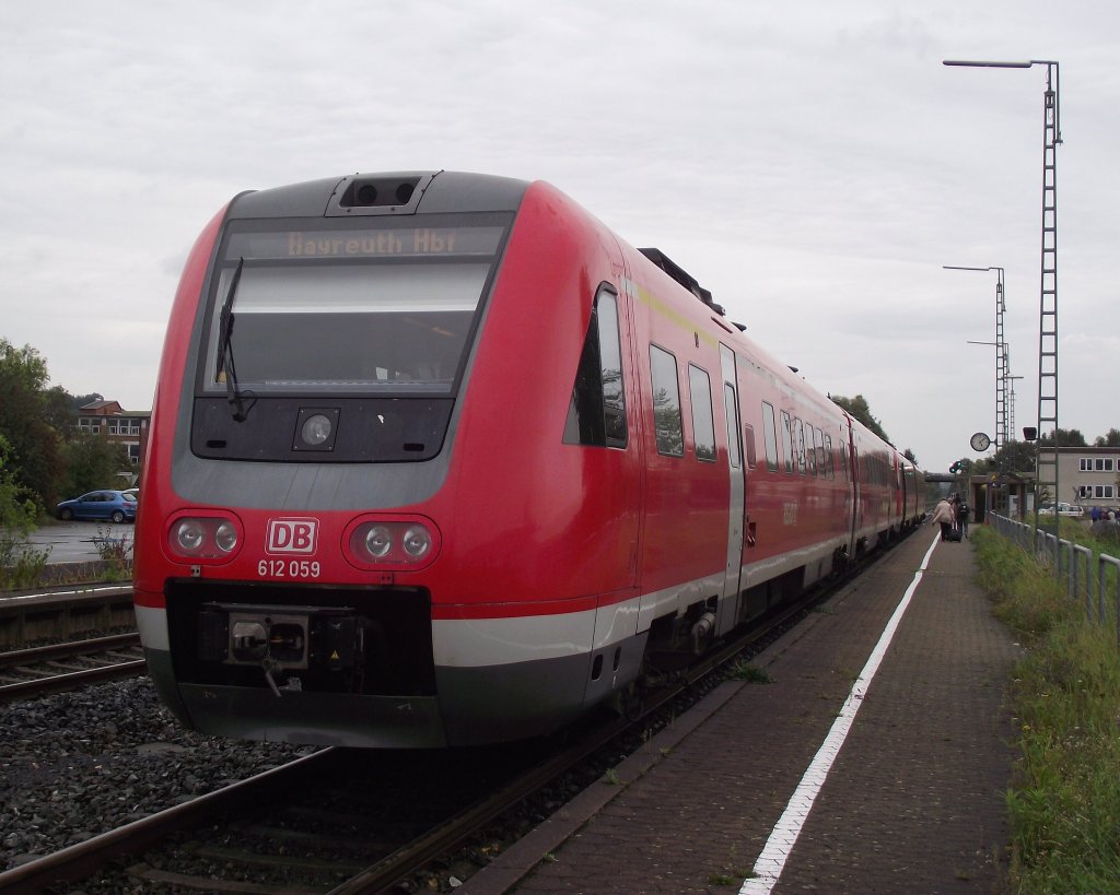 Eine 612er Doppeltraktion steht am 8. September 2011 als RE von Lichtenfels nach Hof/Bayreuth im Bahnhof Burgkunstadt.
