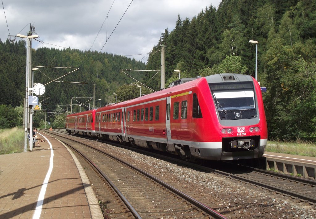 Eine 612er Doppeltraktion steht am 12. September 2011 als RE nach Saalfeld (Saale) im Bahnhof Frtschendorf.