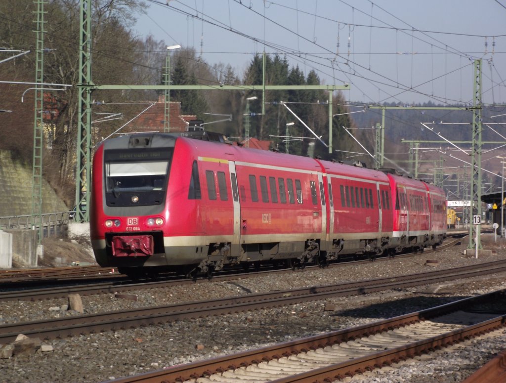 Eine 612er Doppeltraktion verlsst am 26. Februar 2011 als RE nach Bayreuth Hbf den Kronacher Bahnhof ber Gleis 3.