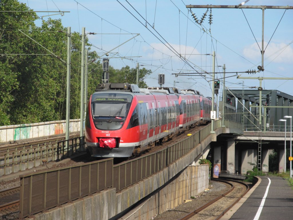 Eine 644er Dreifachtraktion mit 644 540 am Schluss verlsst am 27. August 2012 als RB nach Marienheide den Bahnhof Kln Messe/Deutz.