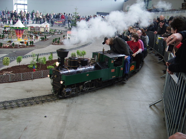 Eine 7 1/4 Malu Bahn Dampflok beim Echtdampf Hallentreffen in Karlsruhe am 15.01.11