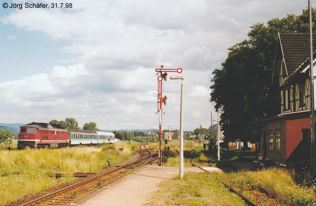 Eine „Ludmilla“ fhrt mit ihrer RB nach Eisenach am 31.7.98 ohne Halt in Leimbach-Kaiseroda durch. Bahnsteige besa nur die im Vordergrund sichtbare Strecke nach Vacha. 