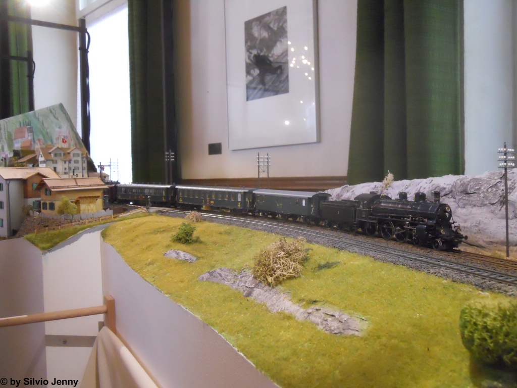 Eine A 3/5 verlsst den nachgebauten Bahnhof Gschenen auf der Modulanlage der IG Gotthardbahn im Bahnhofbufet des gleichnamigen Bahnhofs.