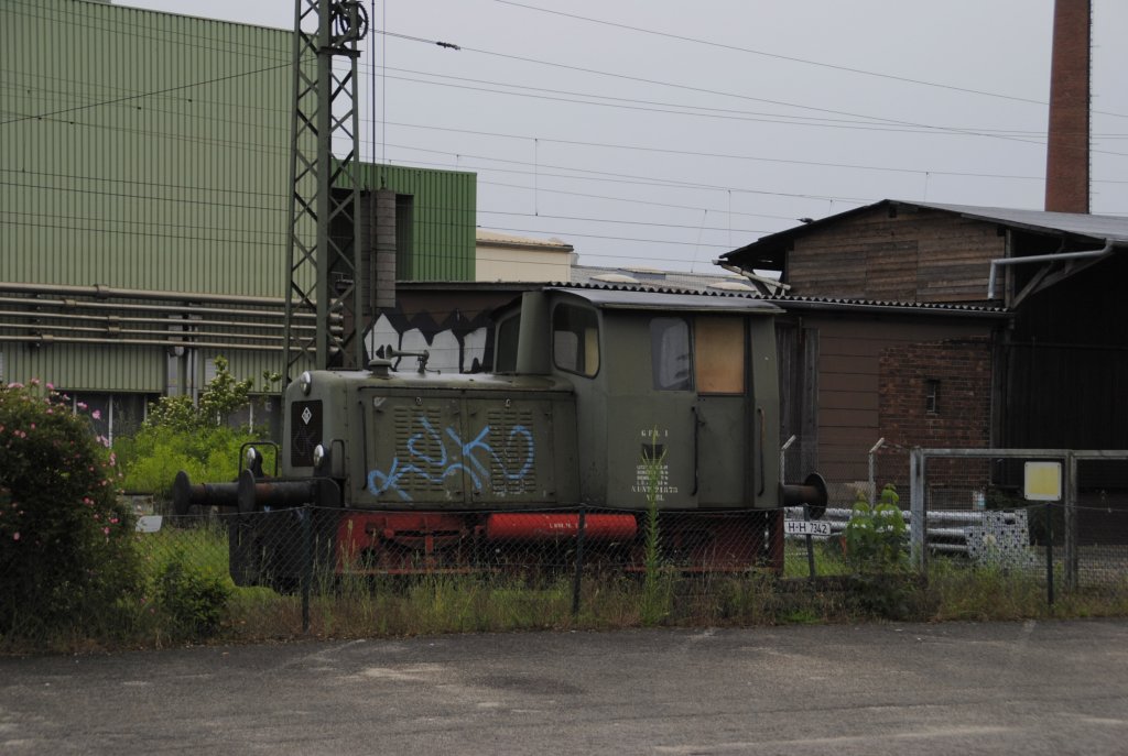 Eine abgestelle Kleindiesellok, stedt schon lange in Wunstdorf. Man kann sie von Zug aus sehen, wenn aus Richtung Nienburg kommt. Aufnahme von 12.06.2010.