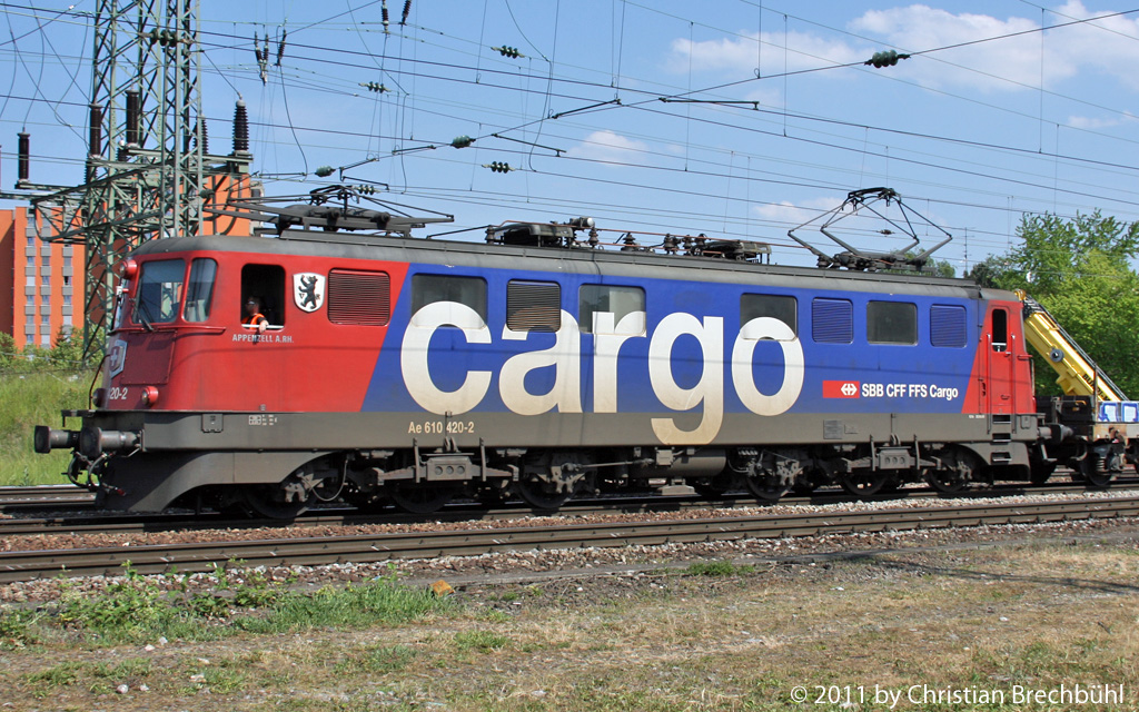 Eine Ae 610 420-2 in SBB Cargo Farben fhrt in Richtung RB Haltingen am 6. Mai 2011 am Bad Bhf Basel.