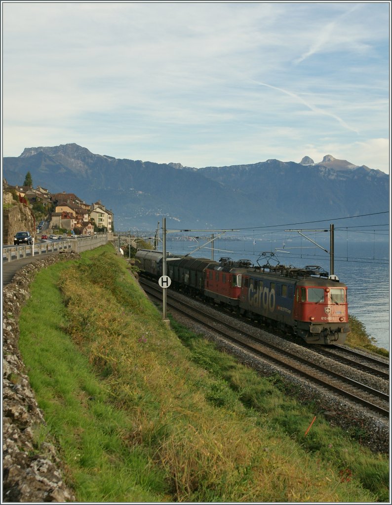 Eine Ae 6/6 und eine  kalte  Re 4/4 II mit einem Gterzug bei St Saphorin.
17. Okt. 2012