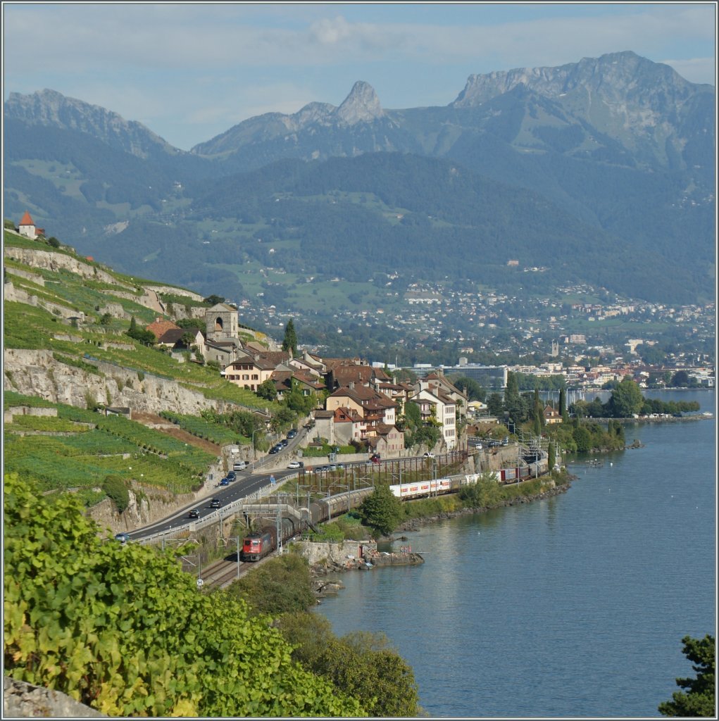 Eine Ae 6/6 mit einem langen Gterzug bei St-Saphorin am 31. August 2011.