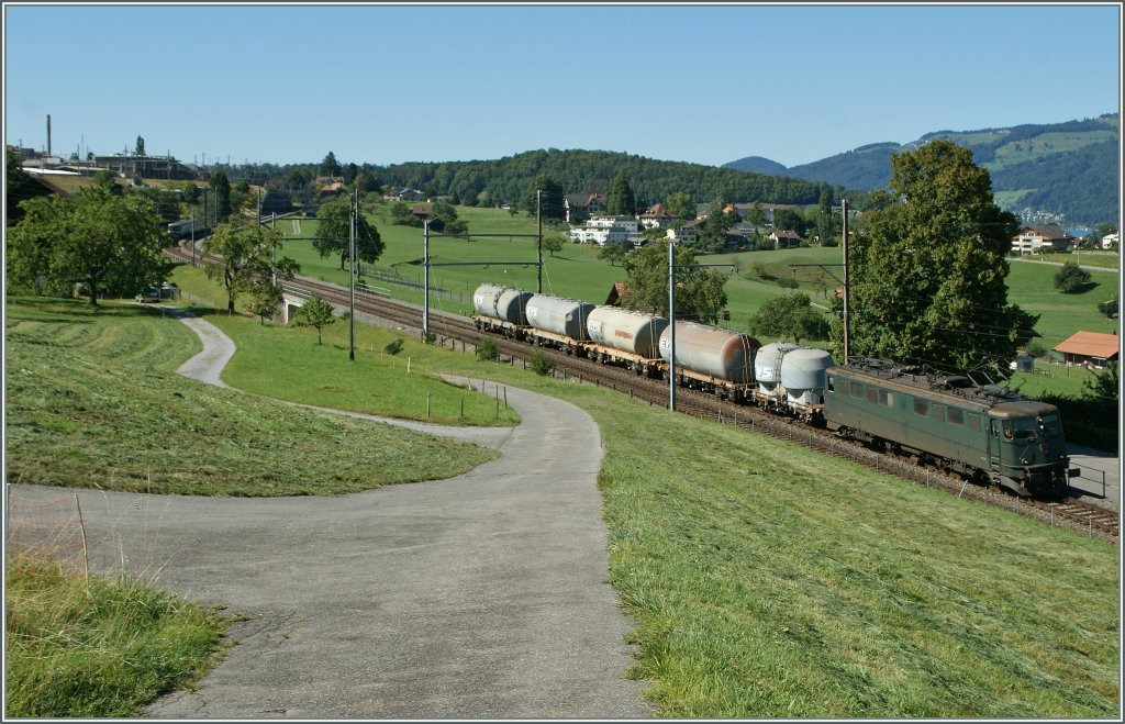 Eine Ae 6/6 mit einem Nahgüterzug Richtung Interlaken kurz nach Spiez.
27.08.2012