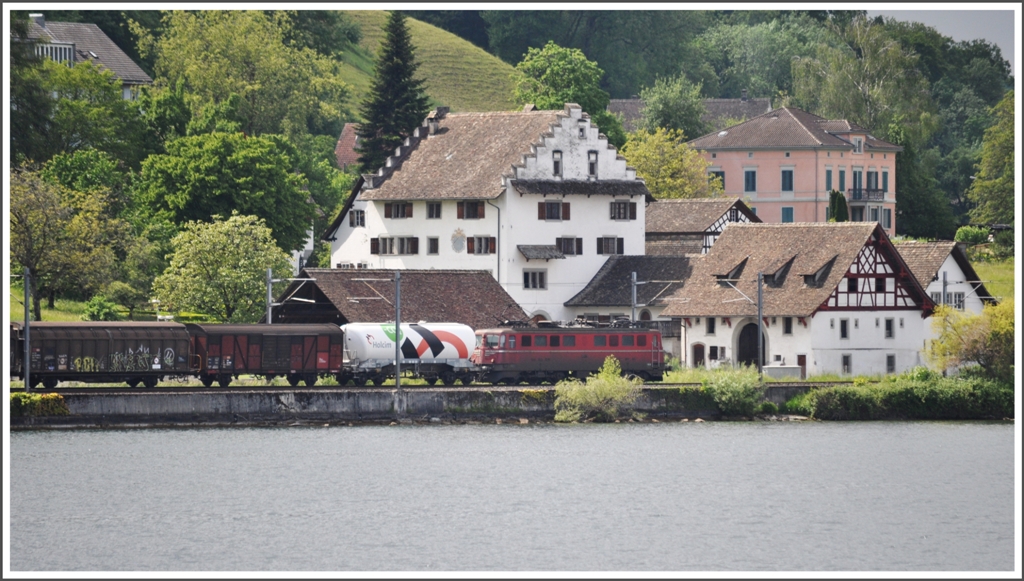 Eine Ae 6/6 mit gemischtem Gterzug bei Wdenswil. (21.05.2012)
